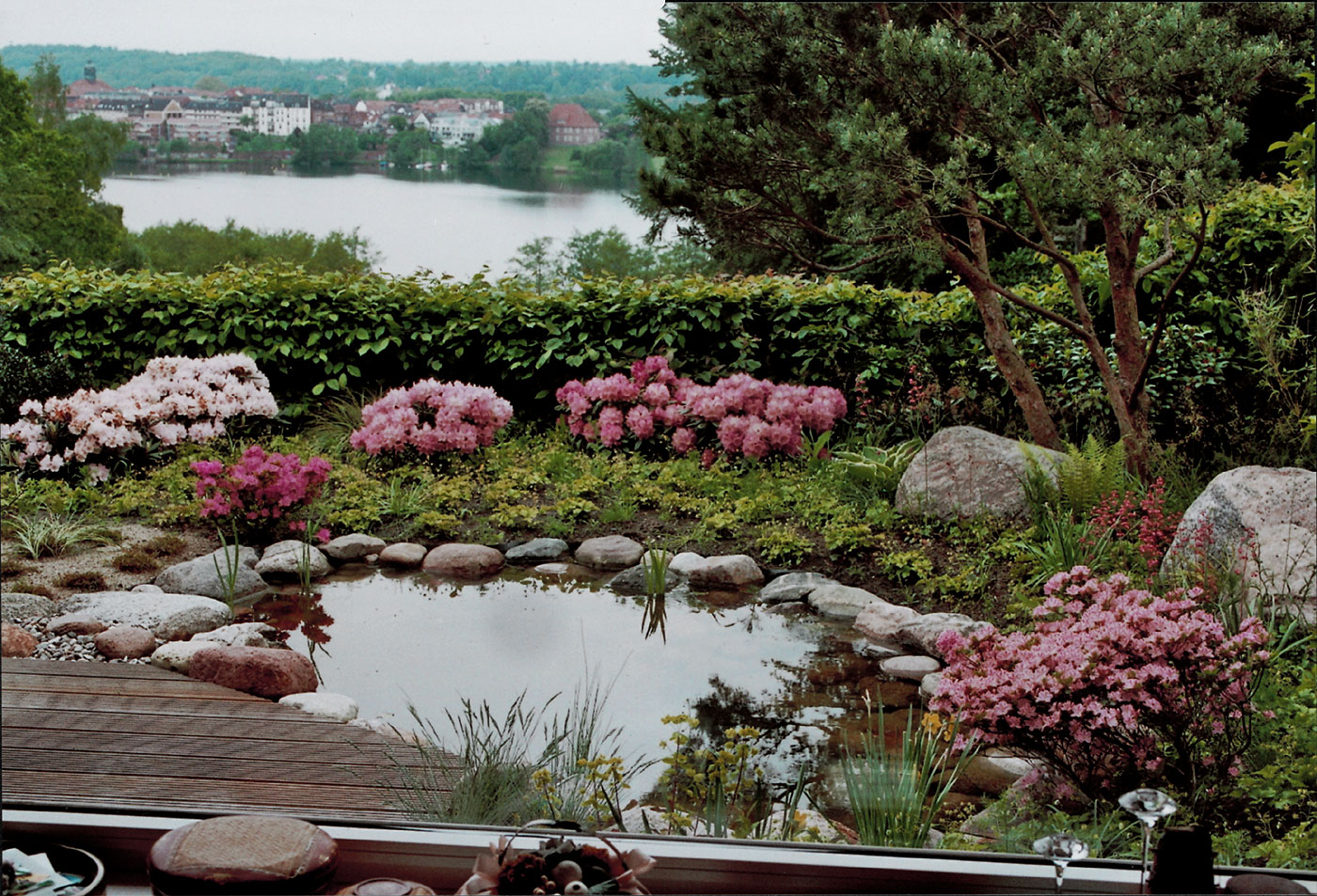 Gartenteich mit Seeblick