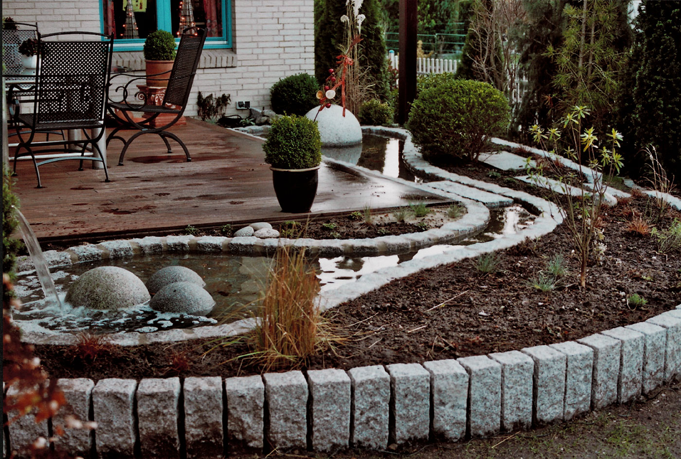 Wasserlandschaft um Terrasse